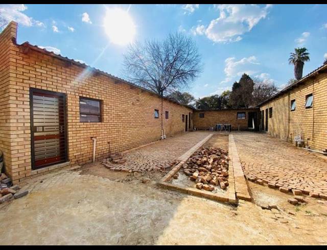 14 BEDROOM HOUSE FOR SALE IN LOMBARDY EAST